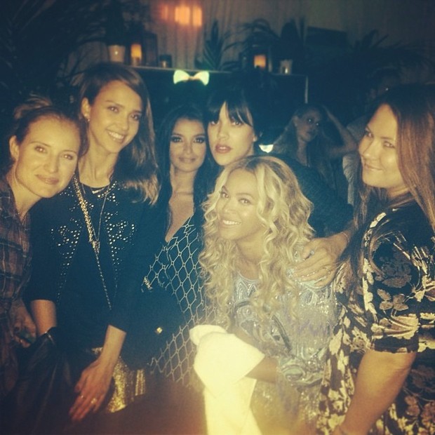 Jessica Alba e amigas posam com Beyoncé após show da cantora em Los Angeles, nos Estados Unidos (Foto: Instagram/ Reprodução)