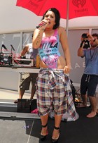 Demi Lovato usa bermuda que parece camisa xadrez. Veja fotos