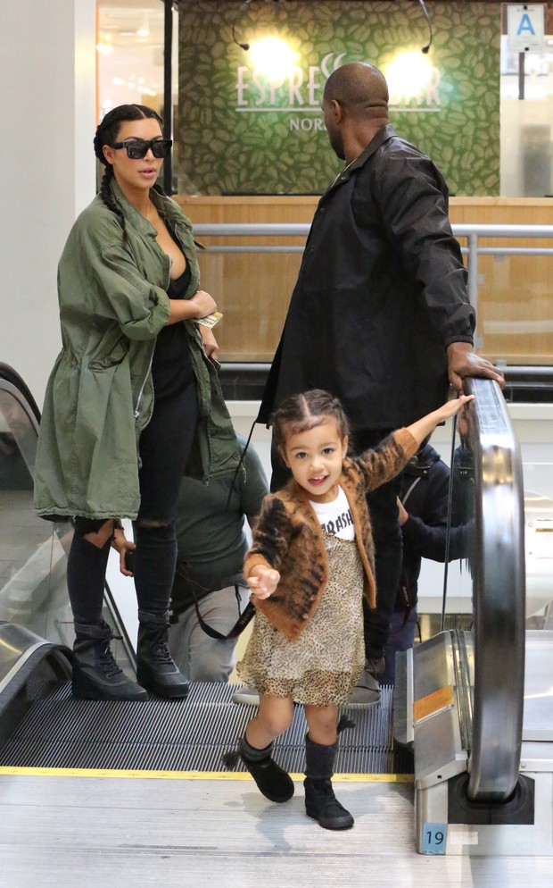 Kim Kardashian, Kanye West e North West (Foto: ROL/X17online.com)