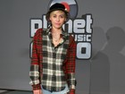 Miley Cyrus usa short jeans curtinho em evento na Alemanha