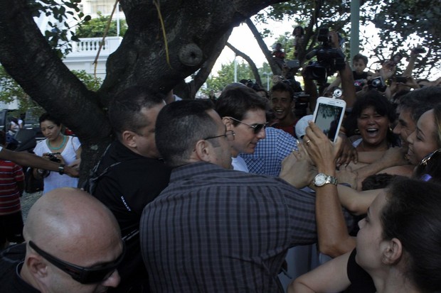 Tom Cruise deixa hotel em Copacabana, RJ (Foto: Marcos Ferreira e Clayton Militão / Foto rio news)