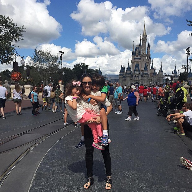 Carol Celico com os filhos na Disney (Foto: Reprodução/Instagram)