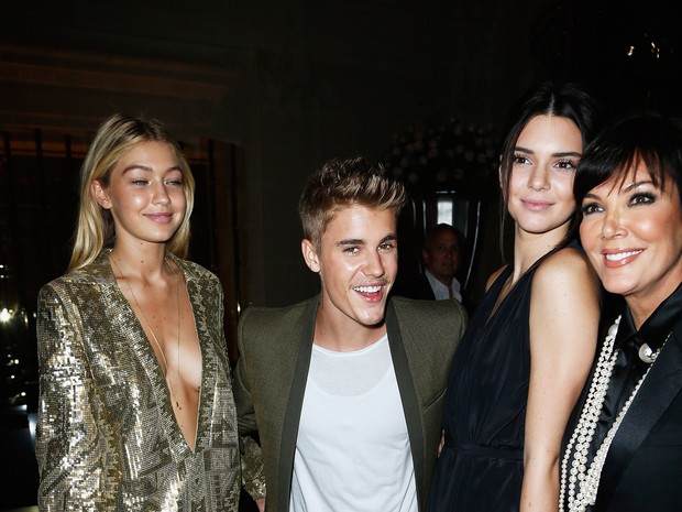 Gigi Hadid, Justin Bieber, Kendall Jenner e Kris Jenner em evento em Paris, na França (Foto: Julien Hekimian/ Getty Images)