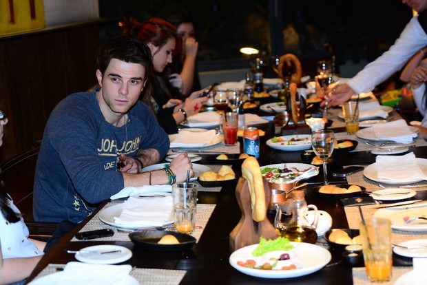 Nathaniel Buzolic, de &#39;The Vampire Diaries&#39;, janta com fãs em São Paulo (Foto: Leo Franco/Agnews)