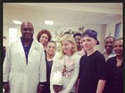 Madonna e filho Rocco visitam projetos sociais de Sean Penn no Haiti