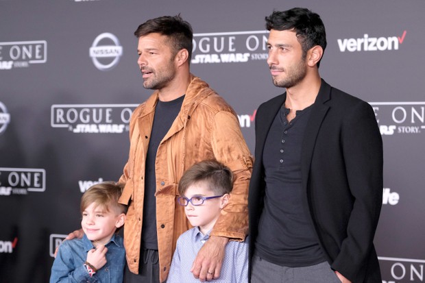 Ricky Martin com os filhos e o namorado (Foto: FRAZER HARRISON / GETTY IMAGES NORTH AMERICA / AFP)