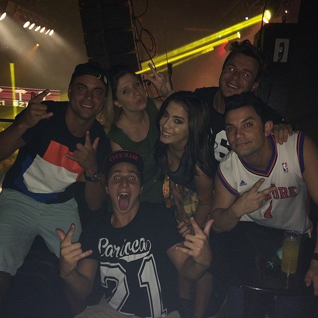 Anitta com amigos em boate na Zona Oeste do Rio (Foto: Instagram/ Reprodução)