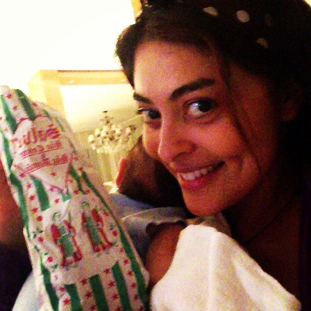 Juliana Paes posta foto com saquinho de doce (Foto: Instagram)