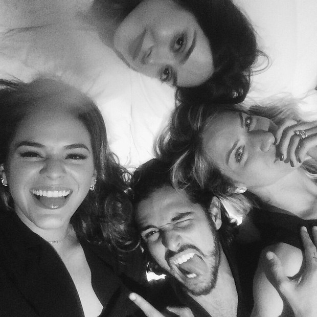 Giovanna Ewbank, Bruna Marquezine, fotógrafo André Nicolau e Thaila Ayala em festa na Zona Sul do Rio (Foto: Instagram/ Reprodução)