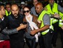 Ex-RBD Dulce María desembarca em São Paulo e é recebida por fãs