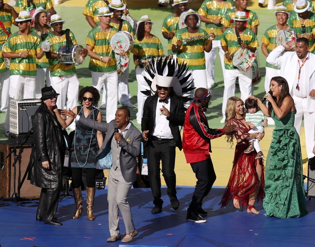 Carlos Santana, Alexandre Pires, Carlinhos Brown, Wyclef Jean, Shakira e Ivete Sangalo (Foto: Reuters)