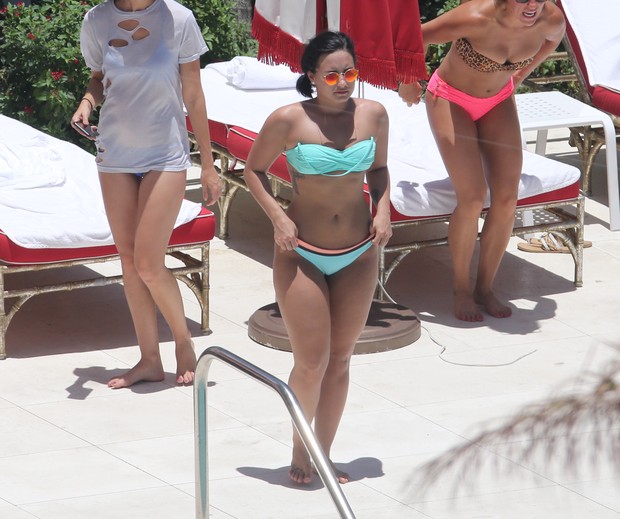 Demi Lovato curte piscina em Miami com amigas (Foto: The Grosby Group)