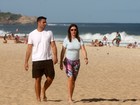 Luma de Oliveira passeia com personal trainer em praia do Rio
