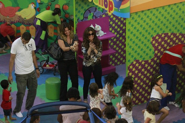 Giovanna Antonelli com as filhas em shopping do Rio (Foto: Dilson Silva / AgNews)