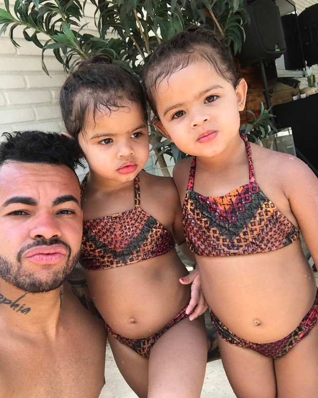 Dentinho com as filhas gêmeas, Rafaella e Sophia  (Foto: Reprodução/Instagram)