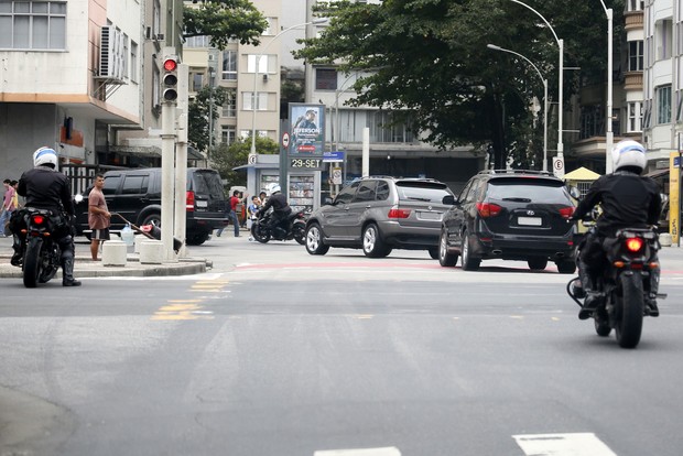 Policias do batalhão de choque fecha rua de Copacabana pra Katy Parry ir embora  (Foto: Gil Rodrigues  /PHOTO RIO NEWS)