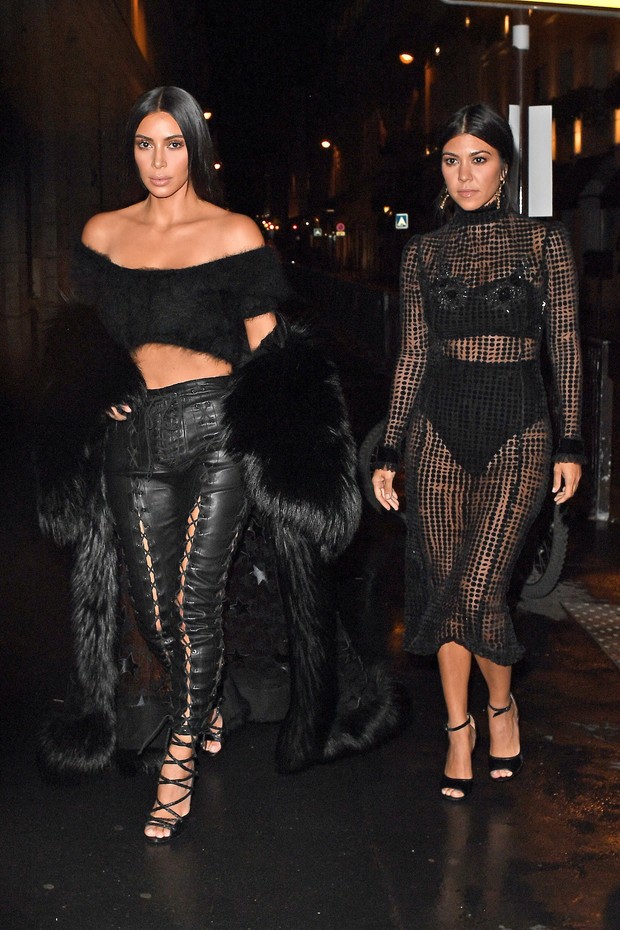 Kim Kardashian e Kourtney Kardashian em Paris, na França (Foto: AKM-GSI/ Agência)
