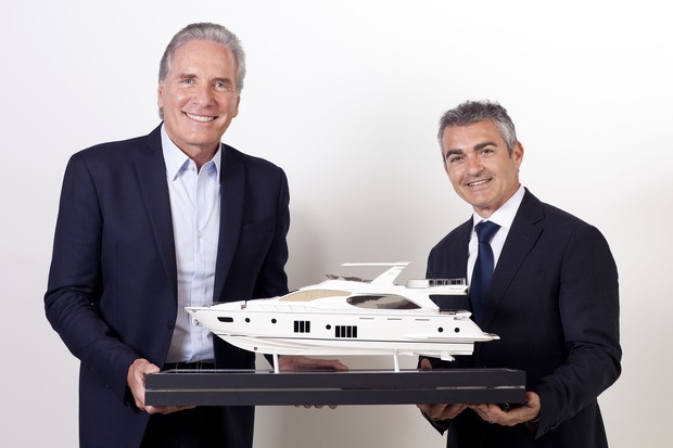 O empresário e apresentador Roberto Justus com o CEO da Azimut do Brasil Davide Breviglieri com a maquete da embarcação de 88 pés da marca. (Foto: Claudio Gatti / Divulgação )