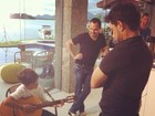 Zezé Di Camargo e Luciano vêem filho de Nívea Stelmann tocar violão