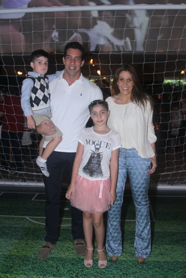 Ex-BBB Leka com o marido e os filhos (Foto: Thiago Duran/AgNews)