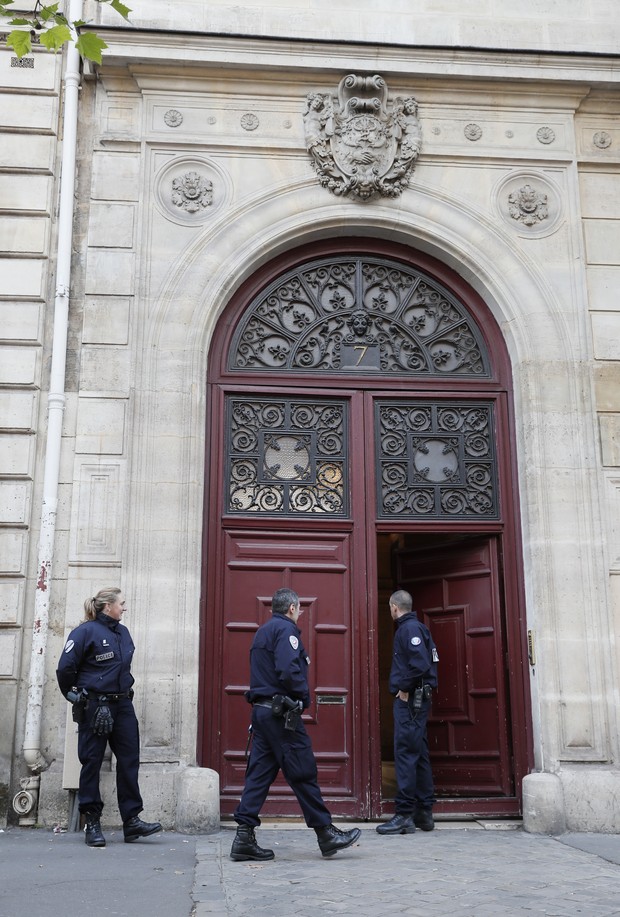Policiais na frente do hotel de Kim Kardashian na França (Foto: AFP)