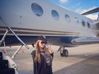Paris Hilton mostra seu jatinho e o cobertor rosa sem o qual não viaja