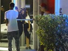 Selena Gomez chega cambaleando em estúdio ao lado de Justin Bieber