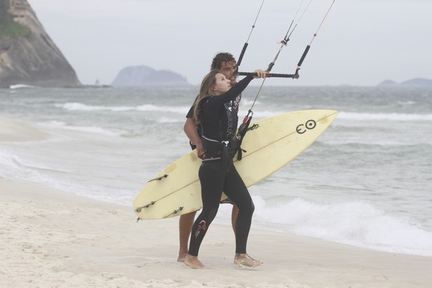 Cristiane Dias faz cait surf na praia da Barra da Tijuca  (Foto: Dilson Silva / Agnews)