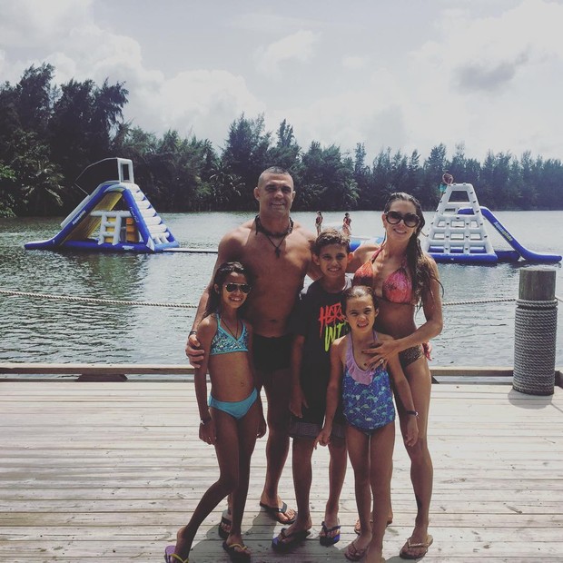 Joana Prado com Victor Belford e familia (Foto: Reprodução/ Instagram)