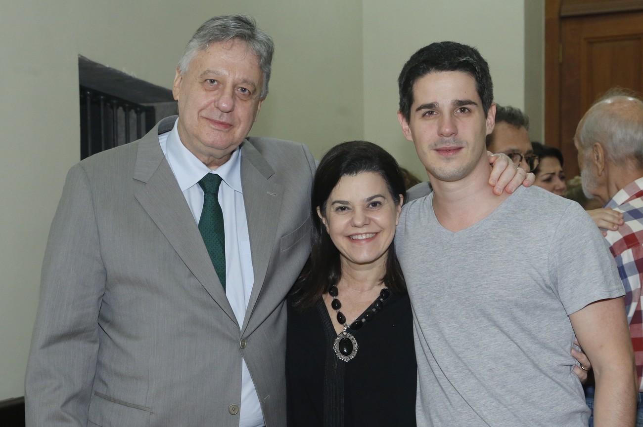 O ator com o pai, John Neschling, e a madrasta, Patrícia (Foto: Roberto Filho/AgNews)