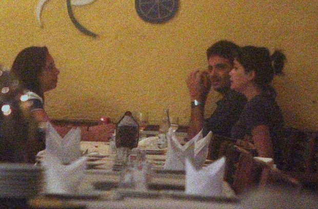 Vanessa Giácomo com o namorado, o empresário de futebol Giuseppe Dioguardi, em restaurante no Rio (Foto: Delson Silva/ Ag. News)