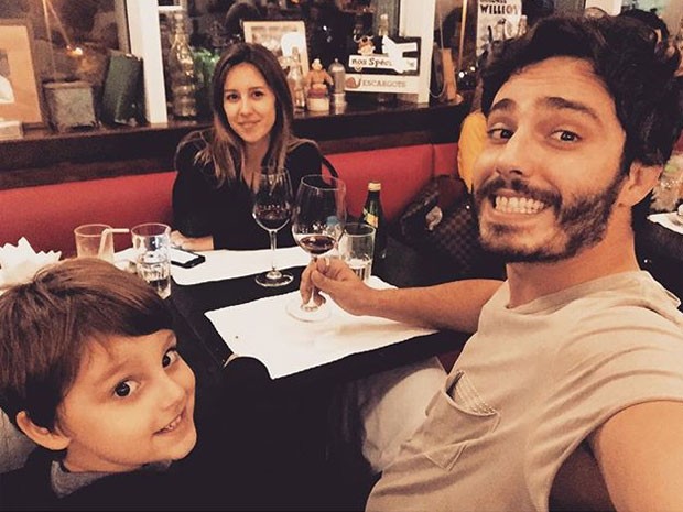 Thiago Rodrigues e Cristiane Dias com o filho, Gabriel, em restaurante na Zona Sul do Rio (Foto: Instagram/ Reprodução)