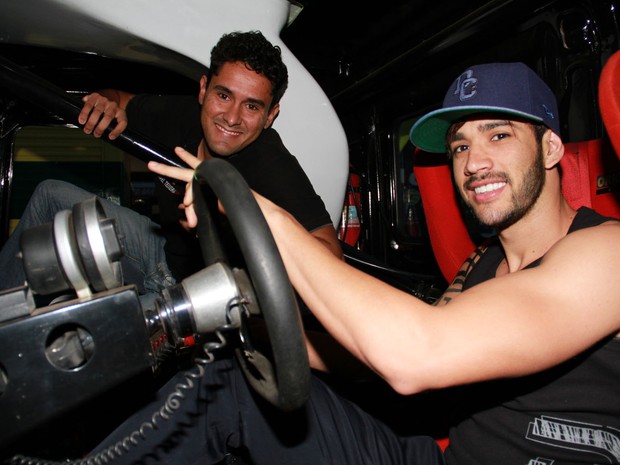 Gusttavo Lima e o piloto Raphael Teixeira no autódromo de Londrina, no Paraná (Foto: Divulgação)