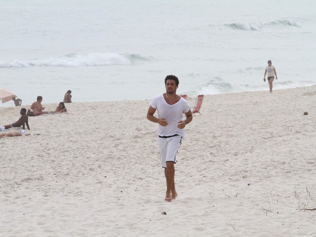 Cauã Reymond corre na praia (Foto: Wallace Barbosa / Agnews)