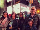 Glória Pires curte ponto turístico de Nova York com a família