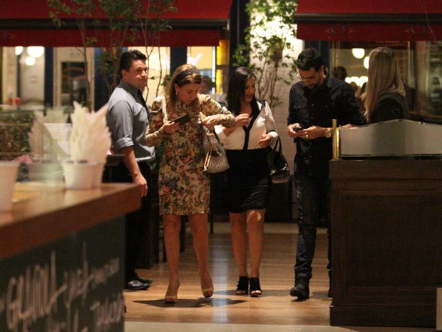 Zilu Camargo com amigos em shopping na Zona Oeste do Rio (Foto: Fabio Moreno/ Ag. News)