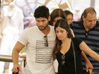 Dudu Azevedo passeia com a namorada em shopping do Rio