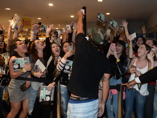 Caio Castro é agarrado por fãs (Foto: Francisco Cepeda/AgNews)