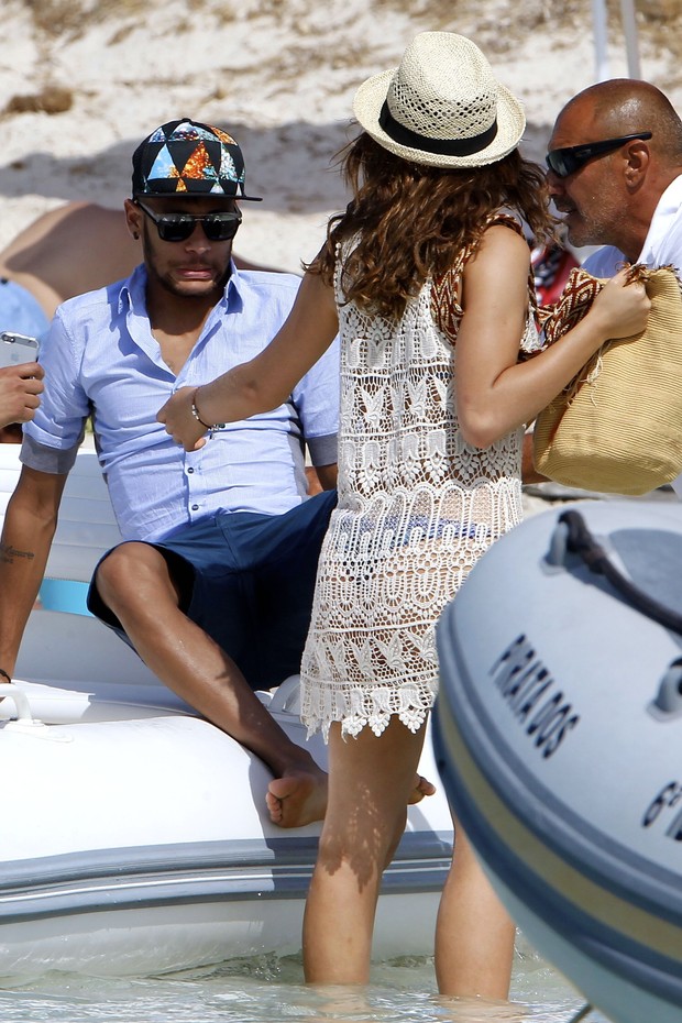 Neymar e Bruna Marquezine (Foto: Splash News/AKM-GSI / AKM-GSI)