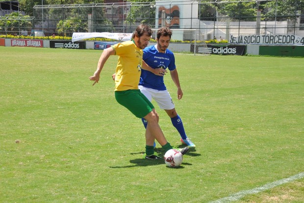 Heitor Martinez e Thiago Rodrigues participa de futebol dos artistas (Foto: Leo Marinho / AgNews)
