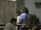 Após colocar silicone, Letícia Spiller troca beijos com o marido no Rio