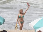 Aos 40, Letícia Spiller usa biquíni e exibe boa forma em gravação na praia