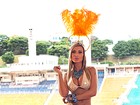 Andressa Urach posa no estádio do Pacaembu em clima de carnaval