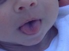 Flávia Sampaio posta foto do filho mostrando a língua e ganha elogios