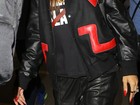 Rihanna chega a aeroporto usando a mesma jaqueta de Chris Brown