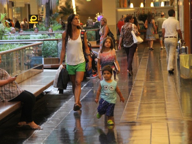 Cynthia Howlett com os filhos, Manuela e Rodrigo, em shopping no Rio (Foto: Daniel Delmiro/ Ag. News)