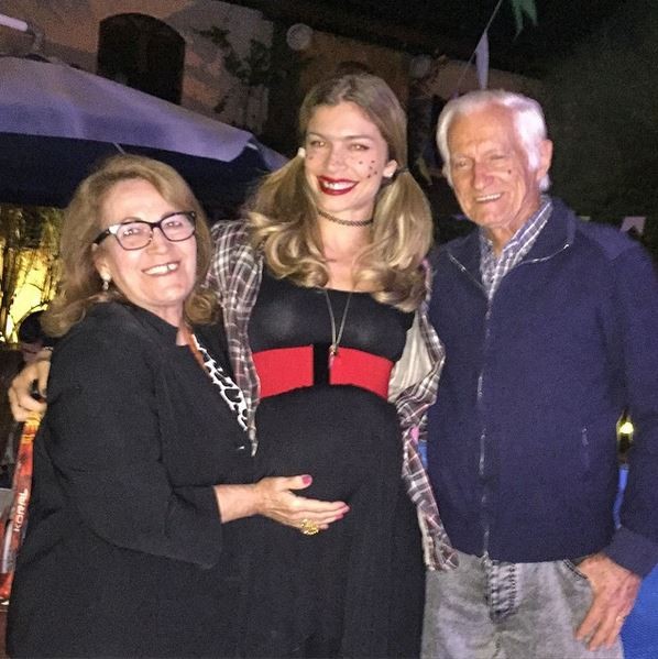 Grazi Massafera entre dona Angelina e seu Francisco, pais de Angélica (Foto: Reprodução / Instagram)