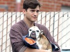 Ashton Kutcher se emociona ao levar seu cão a hospital veterinário