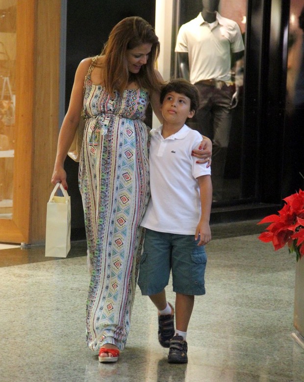 Nivea Stelmann e filho fazem compras em shopping no RJ (Foto: Marcus Pavão/AgNews)
