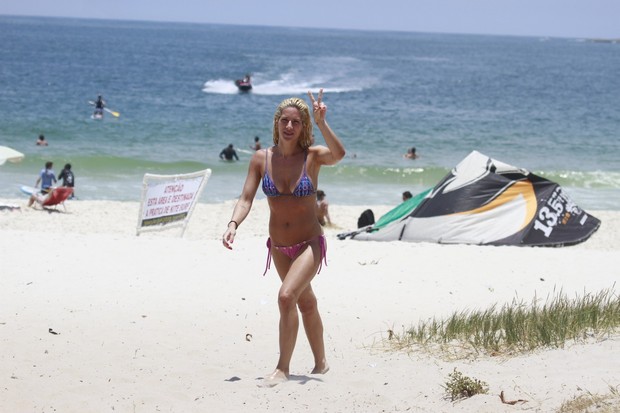 Giovanna Ewbank faz Stand Up Paddle na praia da Barra da Tijuca, RJ (Foto: Dilson Silva / Agnews)